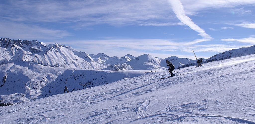 1024px Statiunea Bansko   una din partii