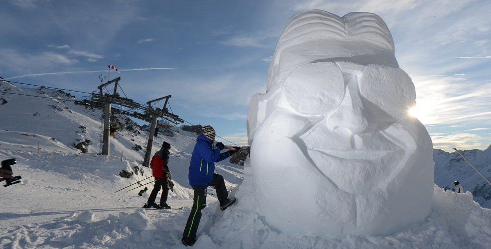 Ischgl Justin Scott working on the Simon Cowell snow sculpture low res