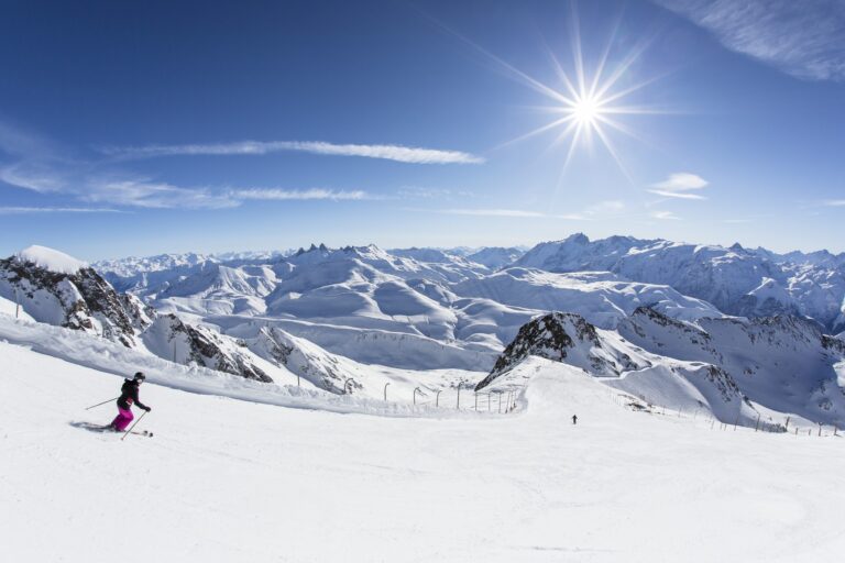 Skiers on the Sarenne black run in Alpe d’Huez