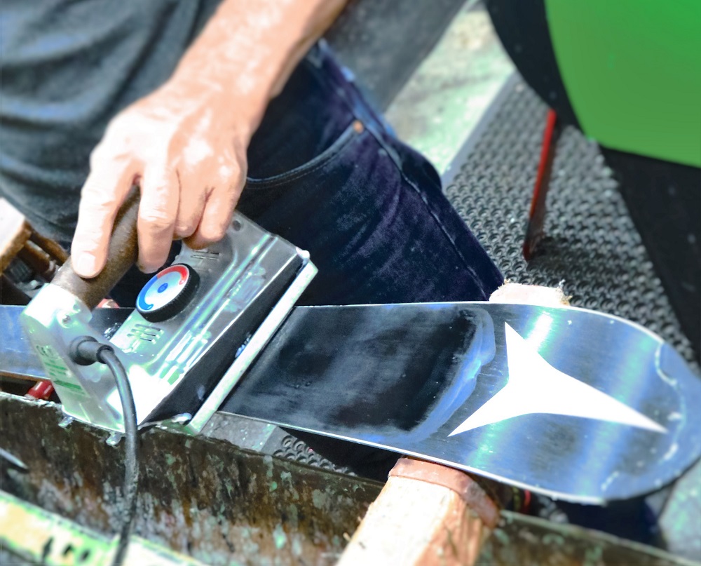 [GEAR] 4 Easy Steps To Hot Waxing Skis InTheSnow