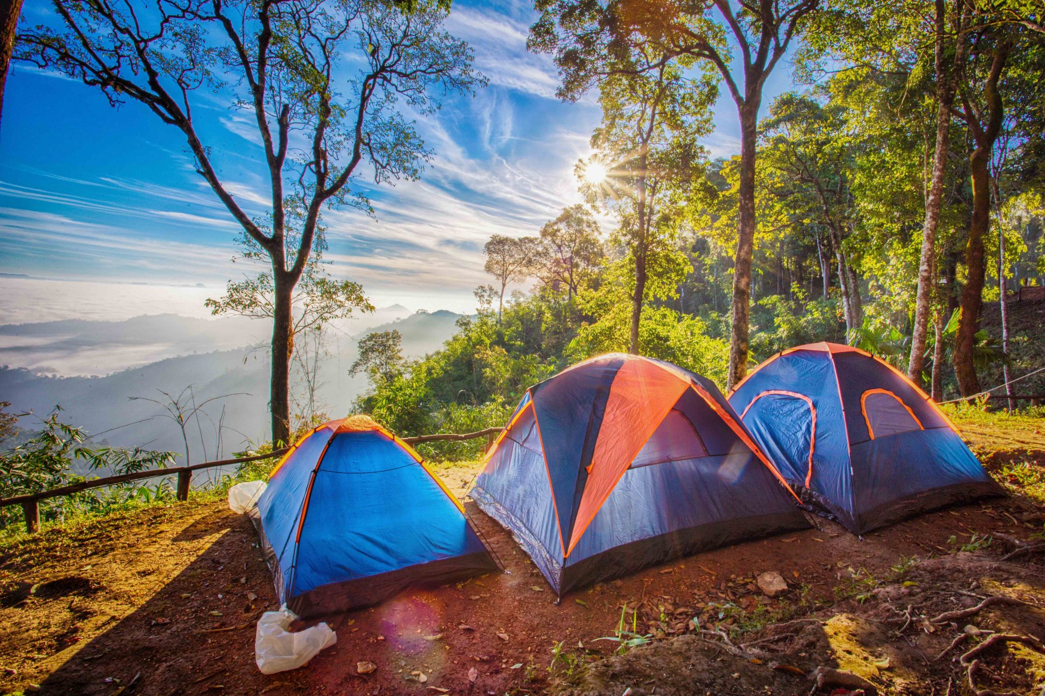 Camping hot. Палатка Ronin Camp. Палатка на природе. Туристическая палатка на природе. Палаточный кемпинг.