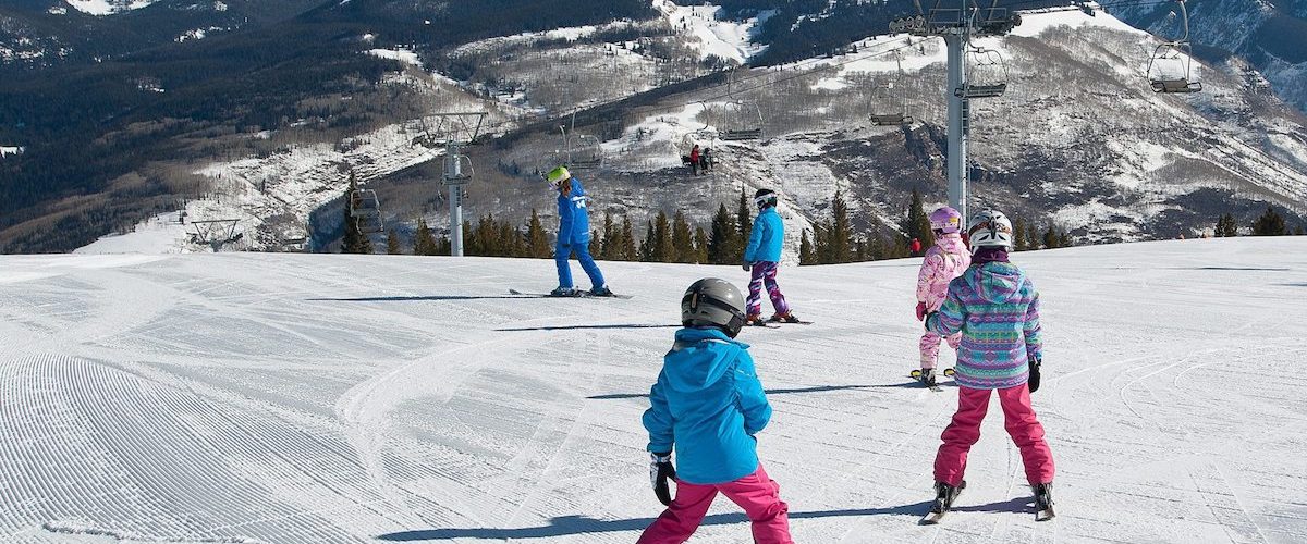 Children in a ski lesson