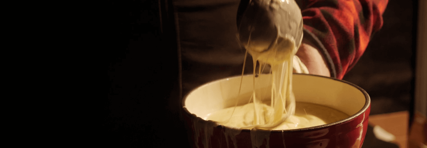 A Fondue in a Gondola Cabin © Vaujany OT 1