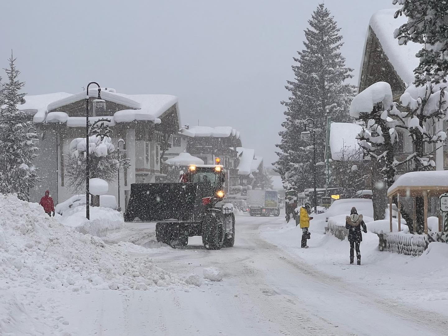 Snow start. Start a snow fight.