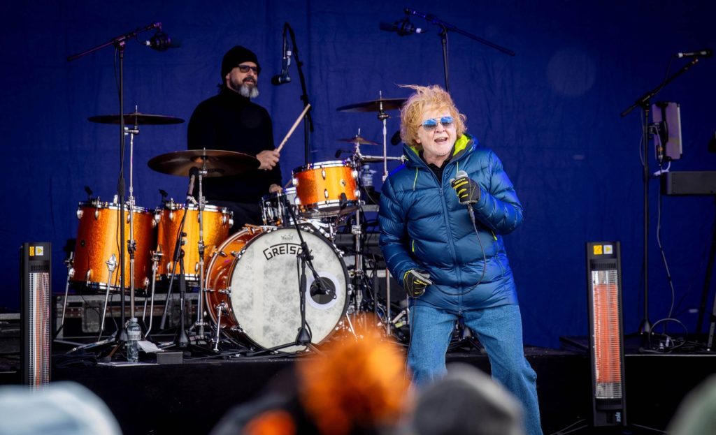 Simply Red Play Out Final SnowpenAir