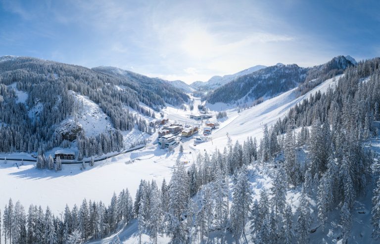 Skiing in Altenmarkt-Zauchensee with panoramic alpine views